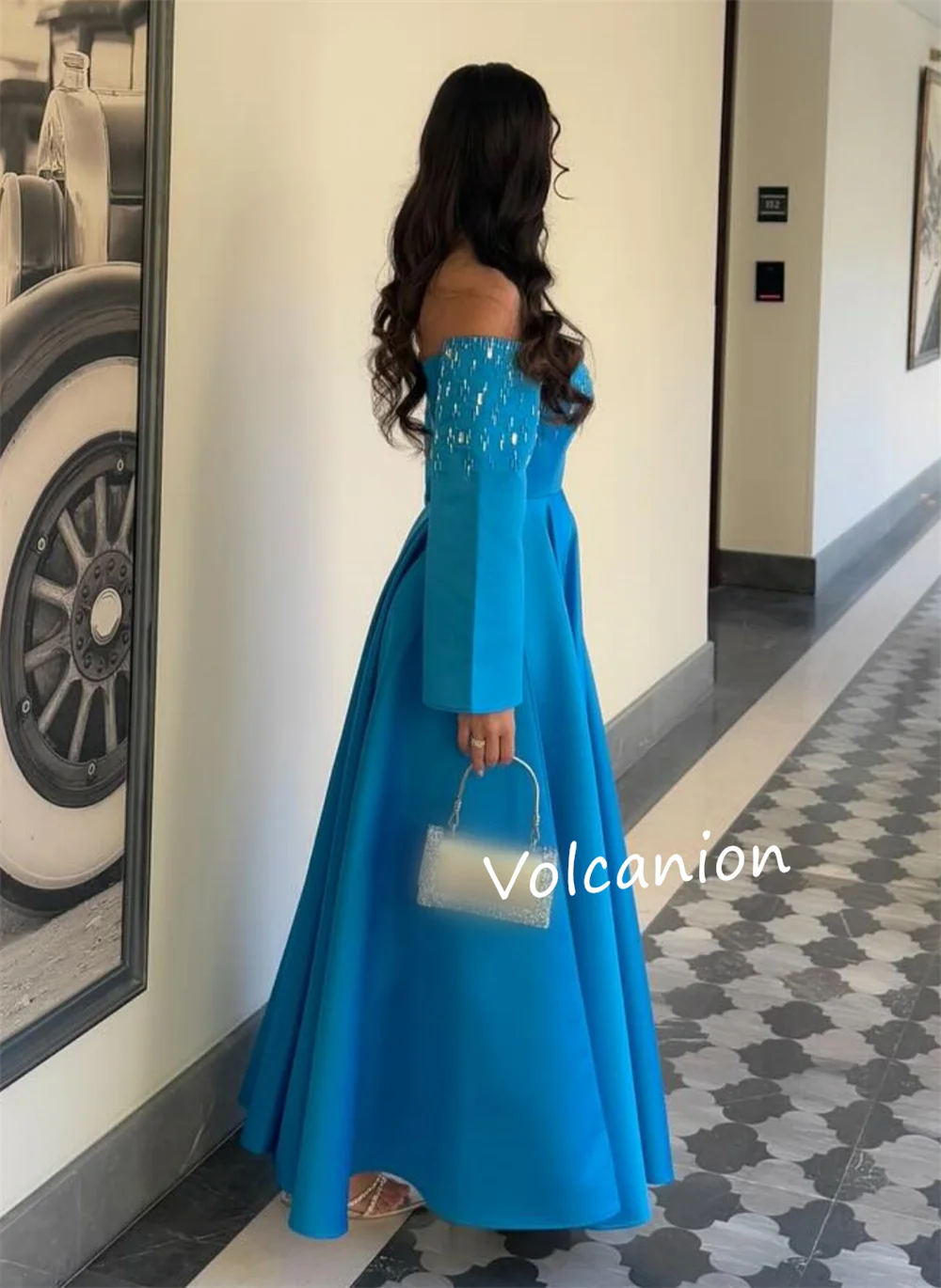 تخصيص Charmeuse مطرزة ألف خط خارج على الكتف فساتين متوسطة الطول مناسبة مخصصة حفلة موسيقية رائعة رسمية عالية الجودة