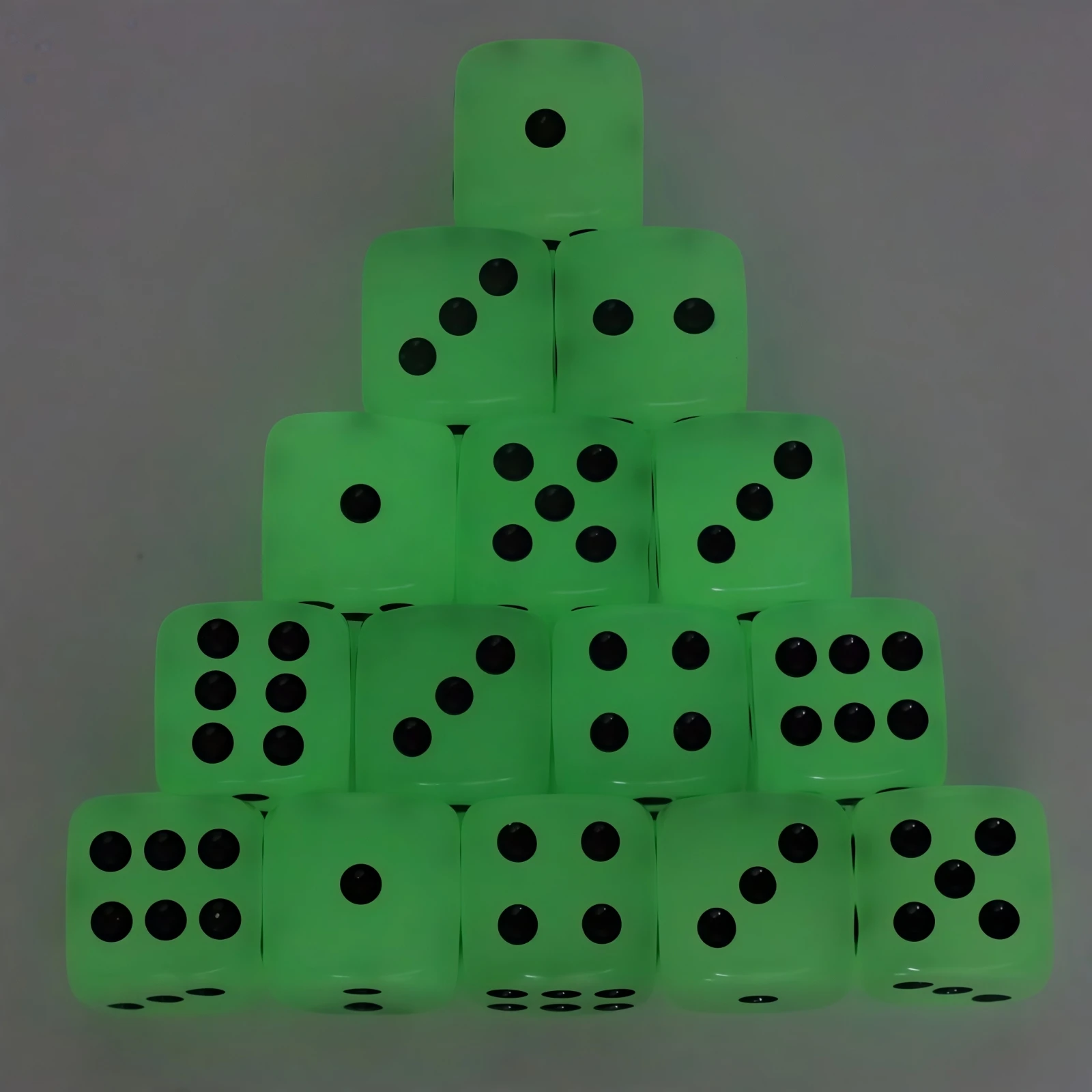 مجموعة نرد متوهجة في الظلام مكونة من 10 قطع، نقاط سوداء، زوايا مستديرة 14 مم، مستلزمات ألعاب الطاولة للترفيه في نادي البار