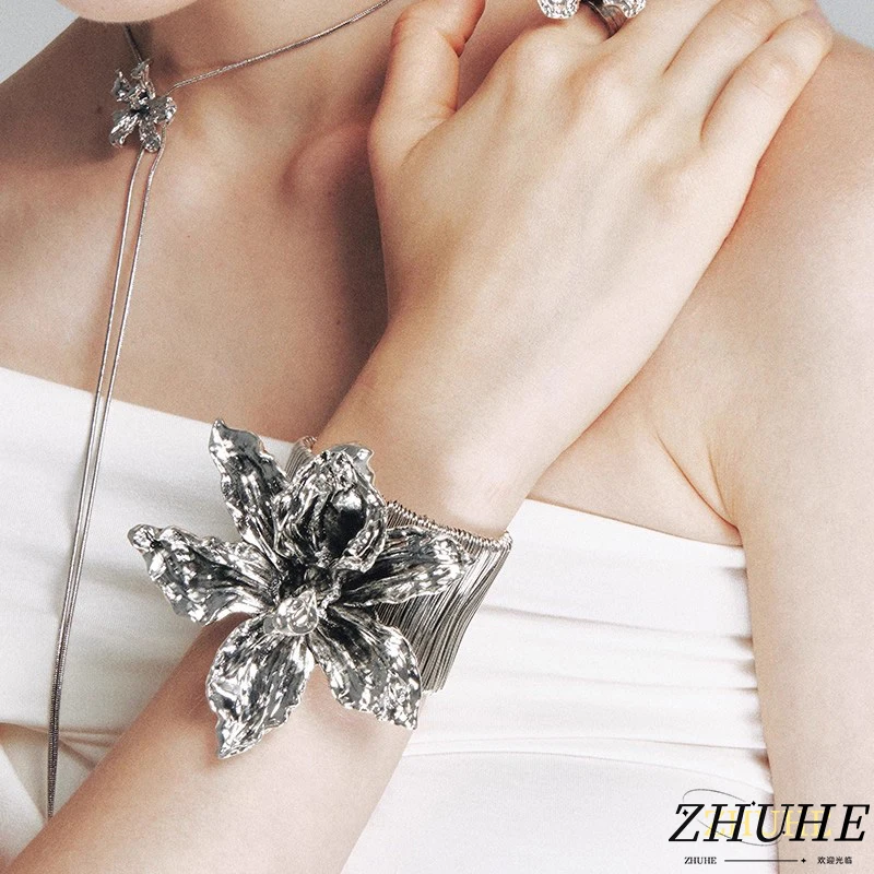 

Fashion-Forward Iris Flower Bracelet, Jewelry Accessories for Women, Unique Floral Creation, Popular Female Accessory