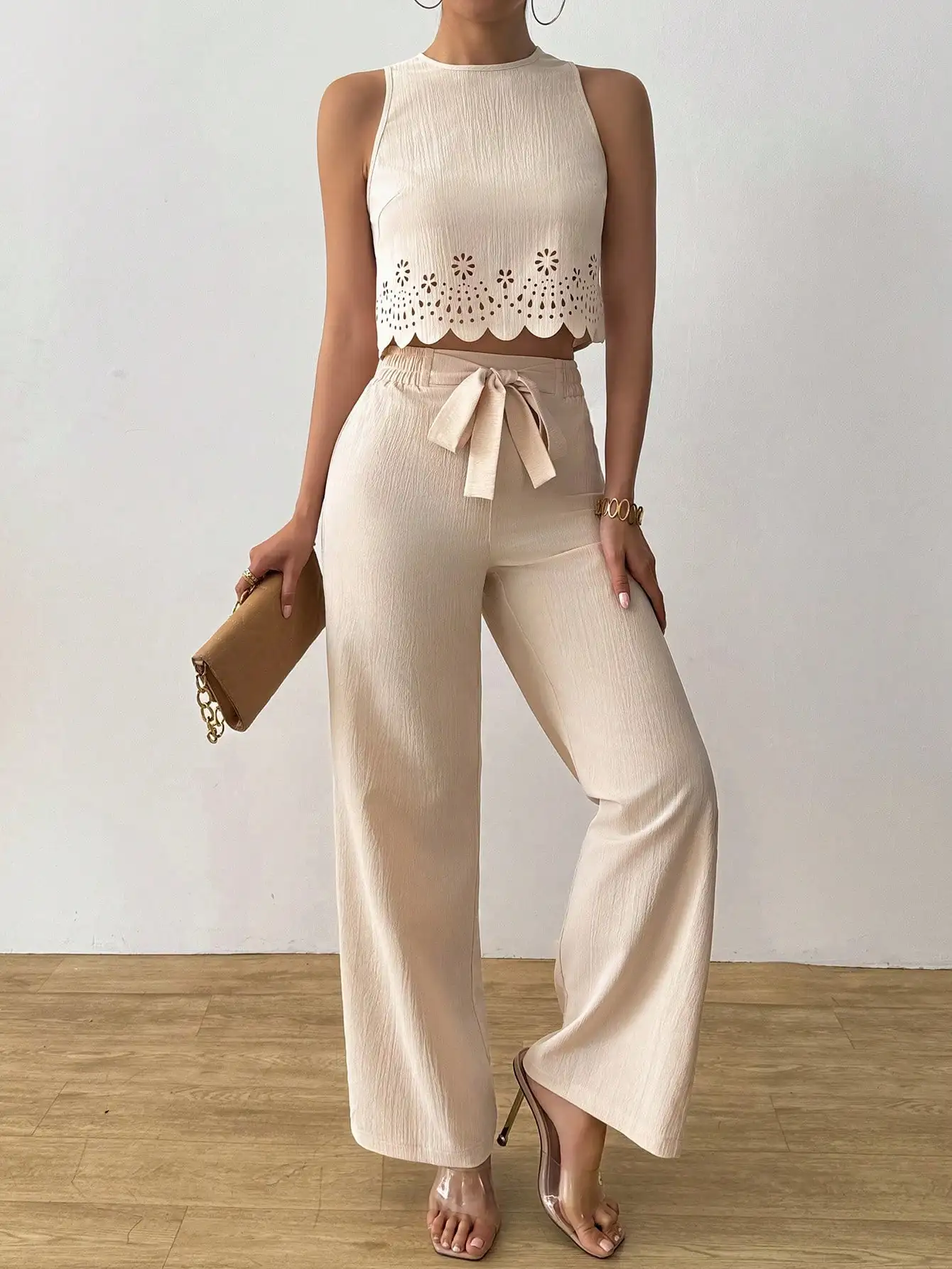 Conjunto Elegante Feminino LUNE: Top Cropped com Recortes e Calças de Perna Larga com Cintura Ajustável