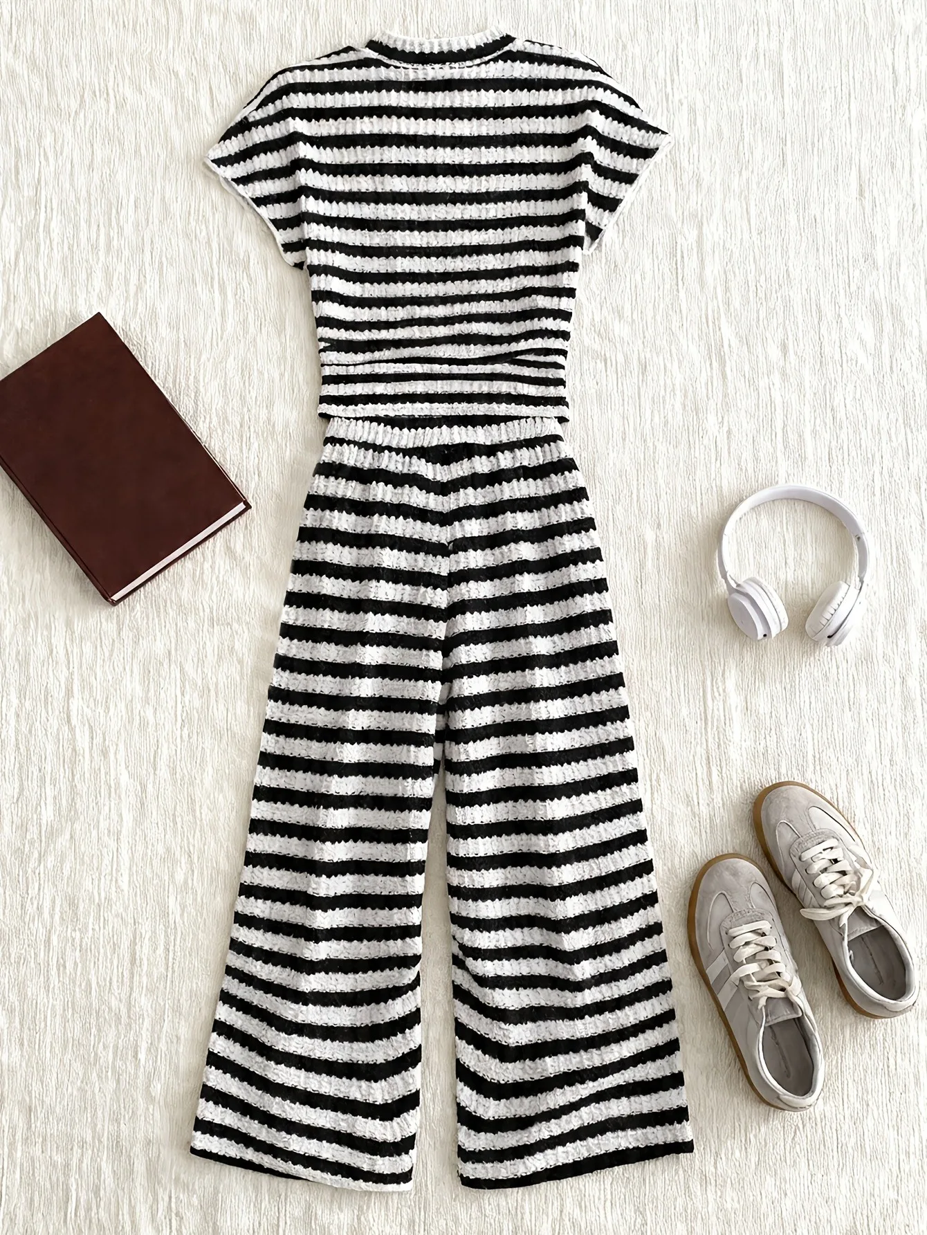 Trendiges gestreiftes Waffelstrick-Set für Mädchen, schwarz-weißes Oberteil mit Flügelärmeln + hochtaillierte Hose mit weitem Bein für den Sommer – Detail 3