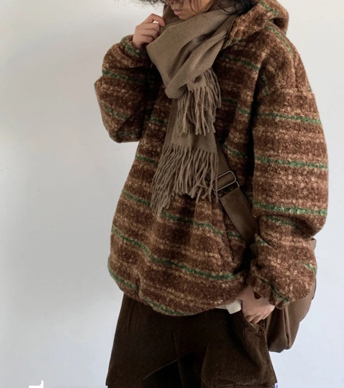 Lazy Wind Gradually Transforms Into A Woolen Trench Coat with A Hood and A Retro Style.