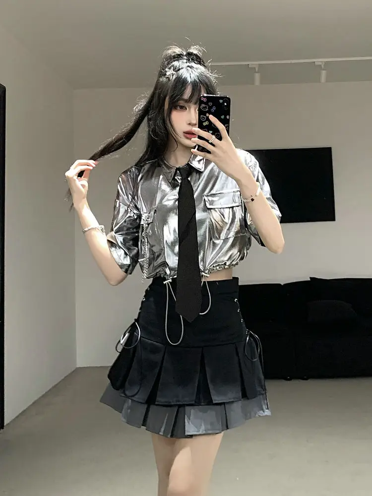 Ensemble chemise argentée à manches courtes + jupe plissée taille haute, tenue deux pièces tendance pour femmes, Y2K métallique Chic, cordon doux et Sexy