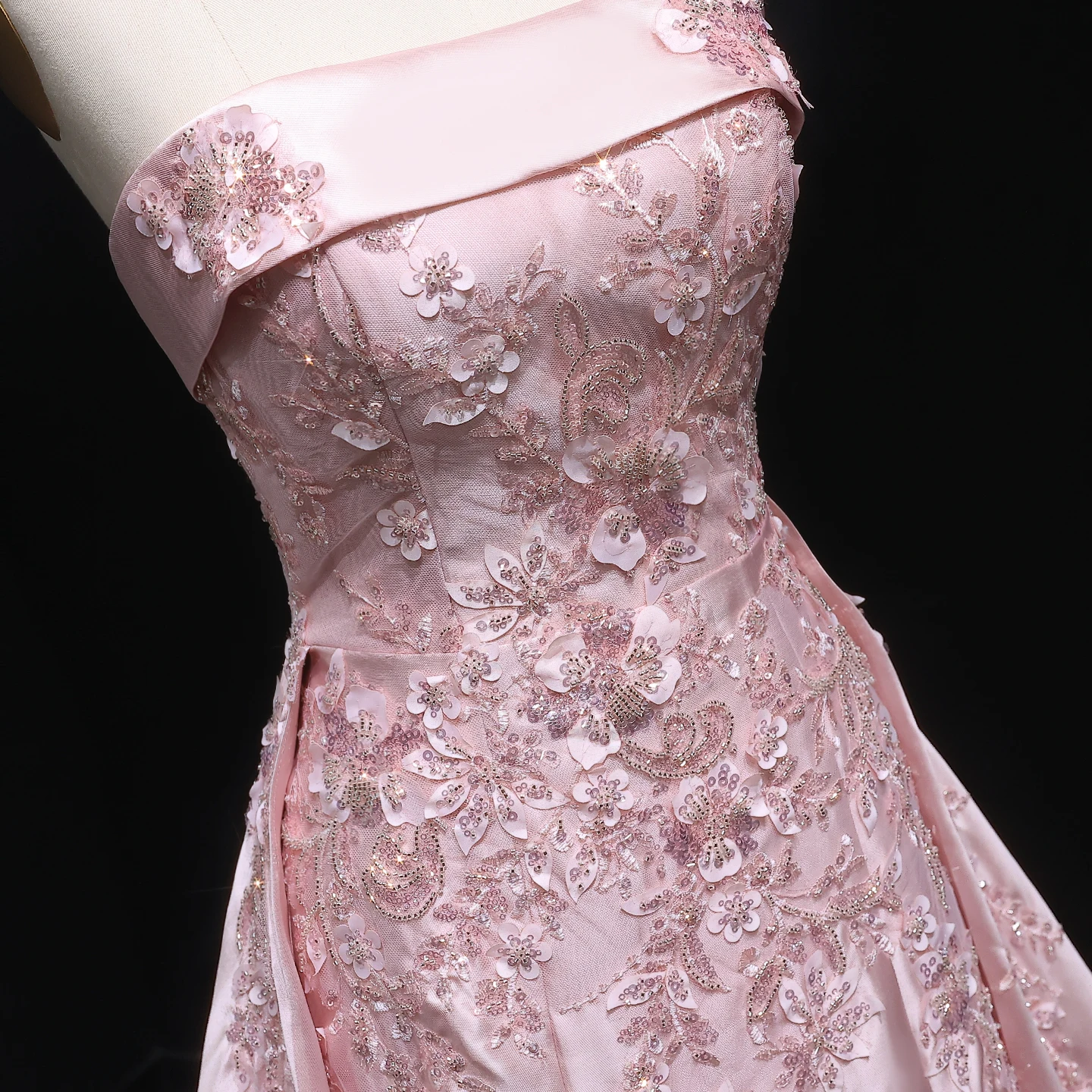 Sharon Said Plus Size Rosa Trägerloses Satin-Abendkleid mit Blumenapplikationen, Rückenfreies Ballkleid, Formelles Partykleid XD067 Maßanfertigung – Detail 12