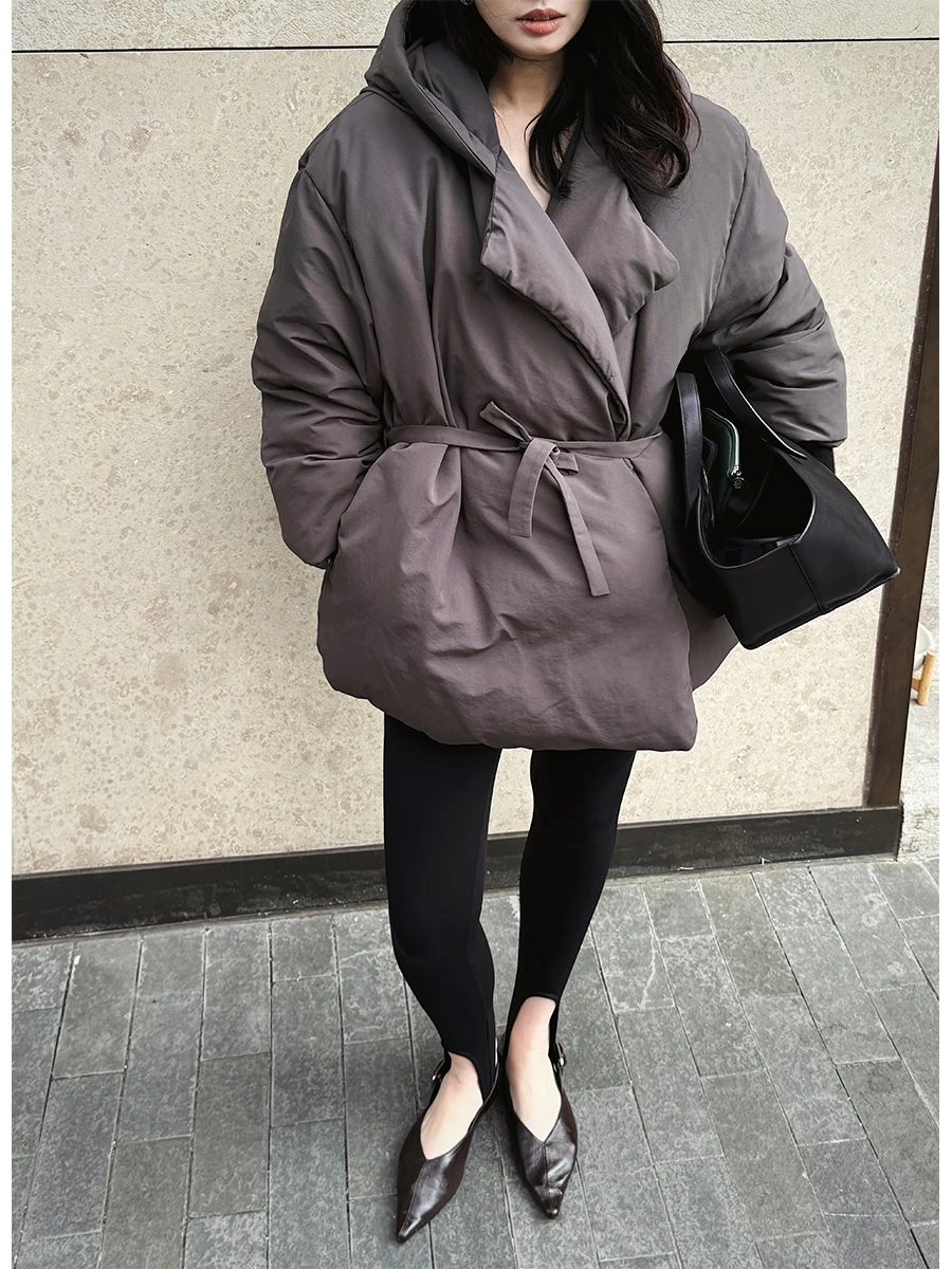 

Зимняя утепленная куртка SOTHEA для женщин: приталенная, с капюшоном, средней длины, с завязками на талии, модная