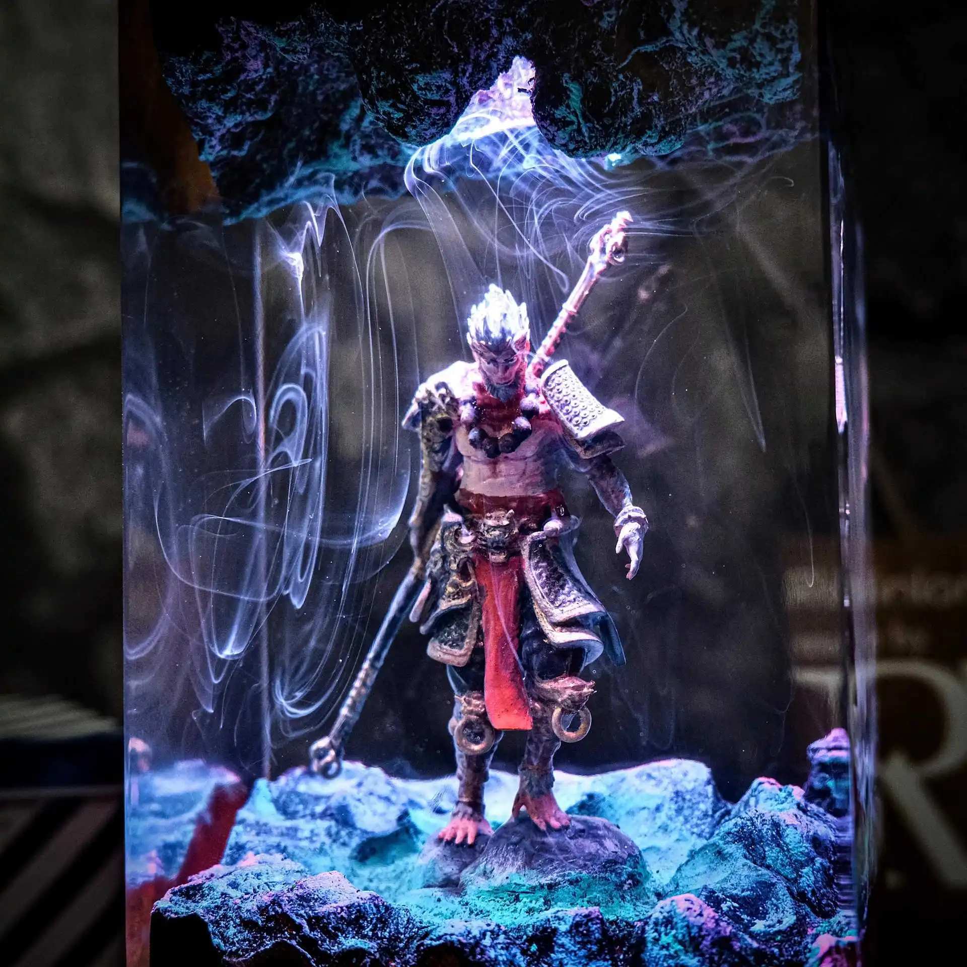 อะนิเมะรูปเรซินอินทรีย์ Creative Art Night Light Craft ตกแต่งตํานานสีดํา Wukong ตารางโคมไฟชาร์จ USB