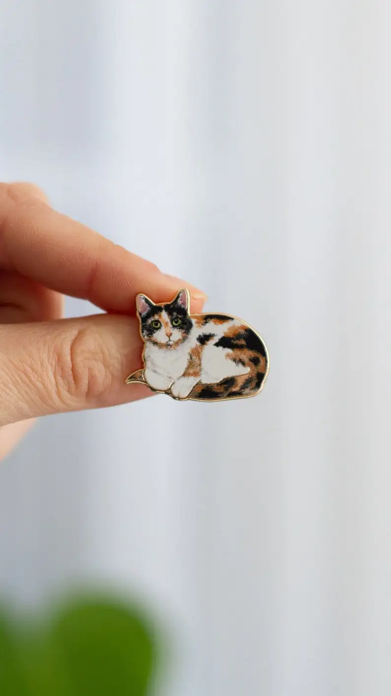 Enamel Pin Calico v2 Cat, prezent dla miłośnika zwierząt, broszka z klapą dla kotów