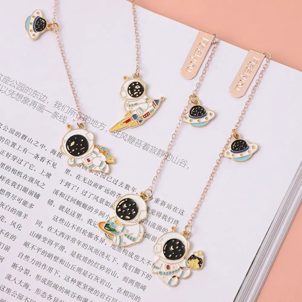 2pcs Metal Chain Bookmark Moon Walk Astronaut Astronaut Pendant Marque Page Mark of Page Reading Book Holder