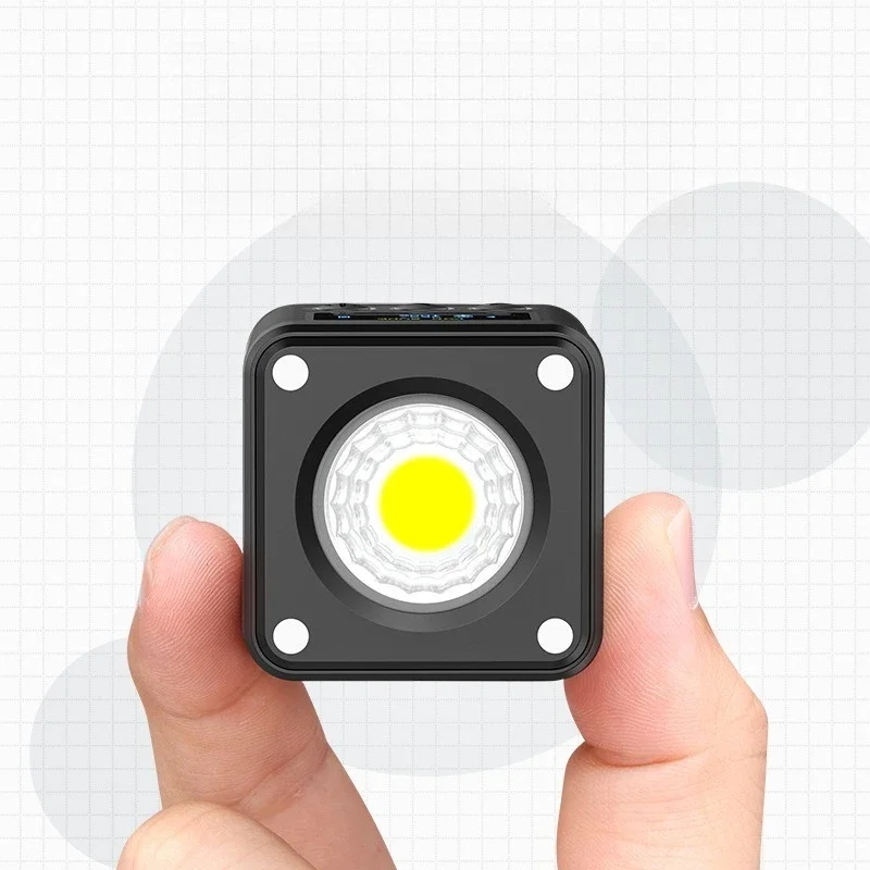 

Портативная мини-камера для фотосъемки с двойной цветовой температурой, магнитным креплением, литиевым аккумулятором и COB-подсветкой.