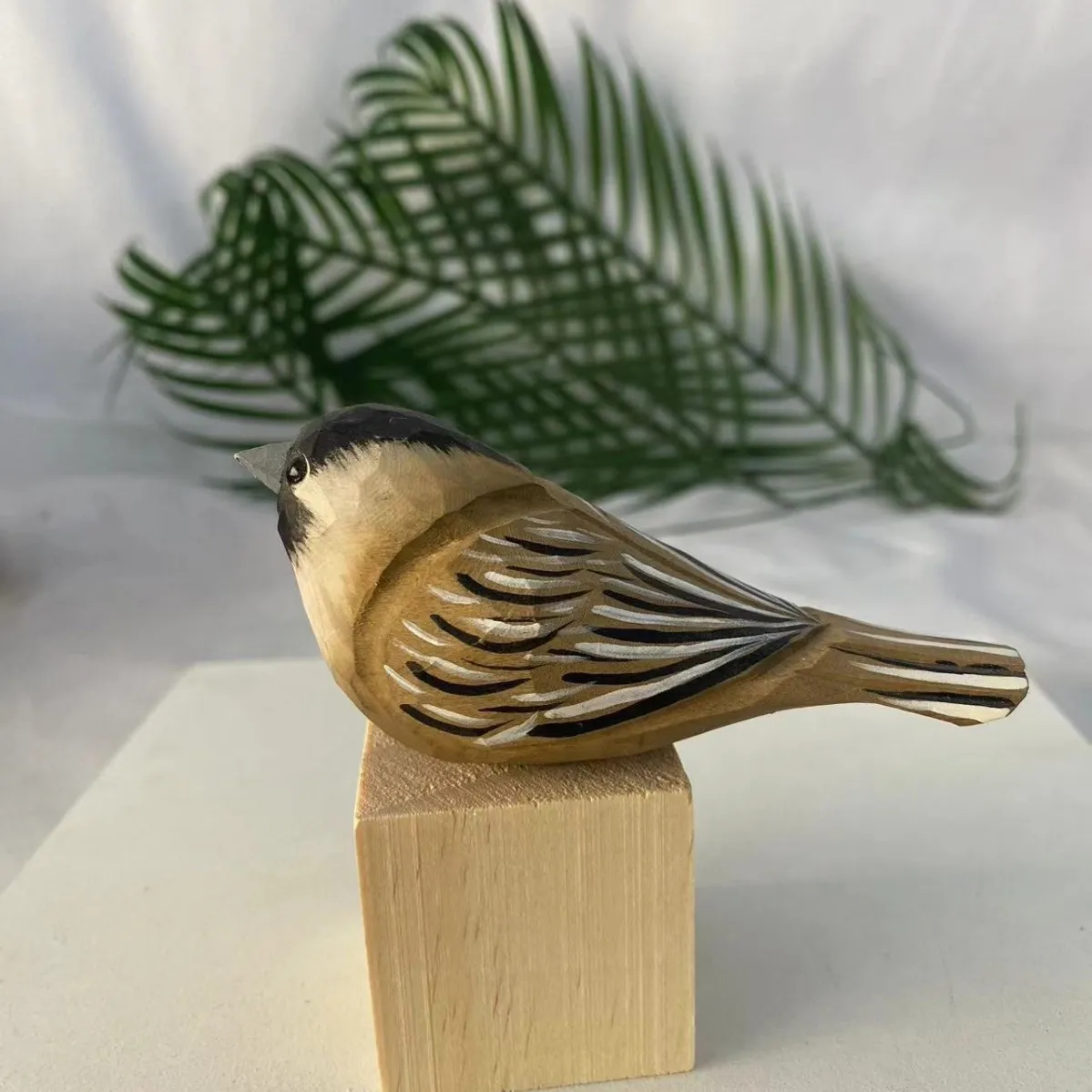 

Wooden Bird Sculpture Sparrow Hand-Carved Small Bird Statue Natural Finish Wood Carving Decoration for Birds Decor