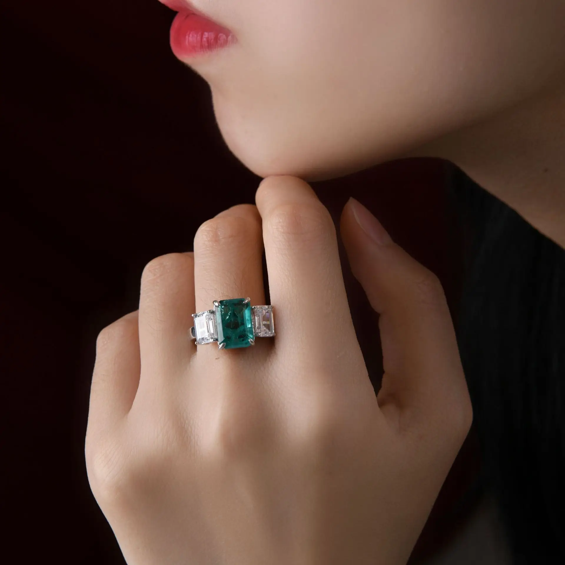 New S925 Silver 4ct Simulated Emeralds  High Carbon Diamond Ring for Women's European and American Versatile Wedding Jewelry