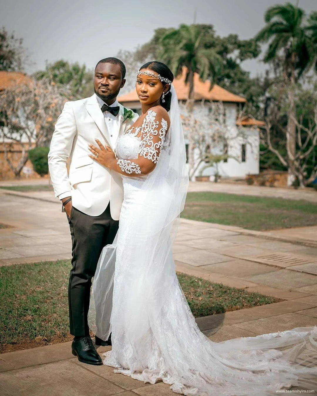 

Customized Shinny Applique Beads African Wedding Dress Robe De Mariage Long Sleeves Country Vintage Buttons Back Bridal Gowns