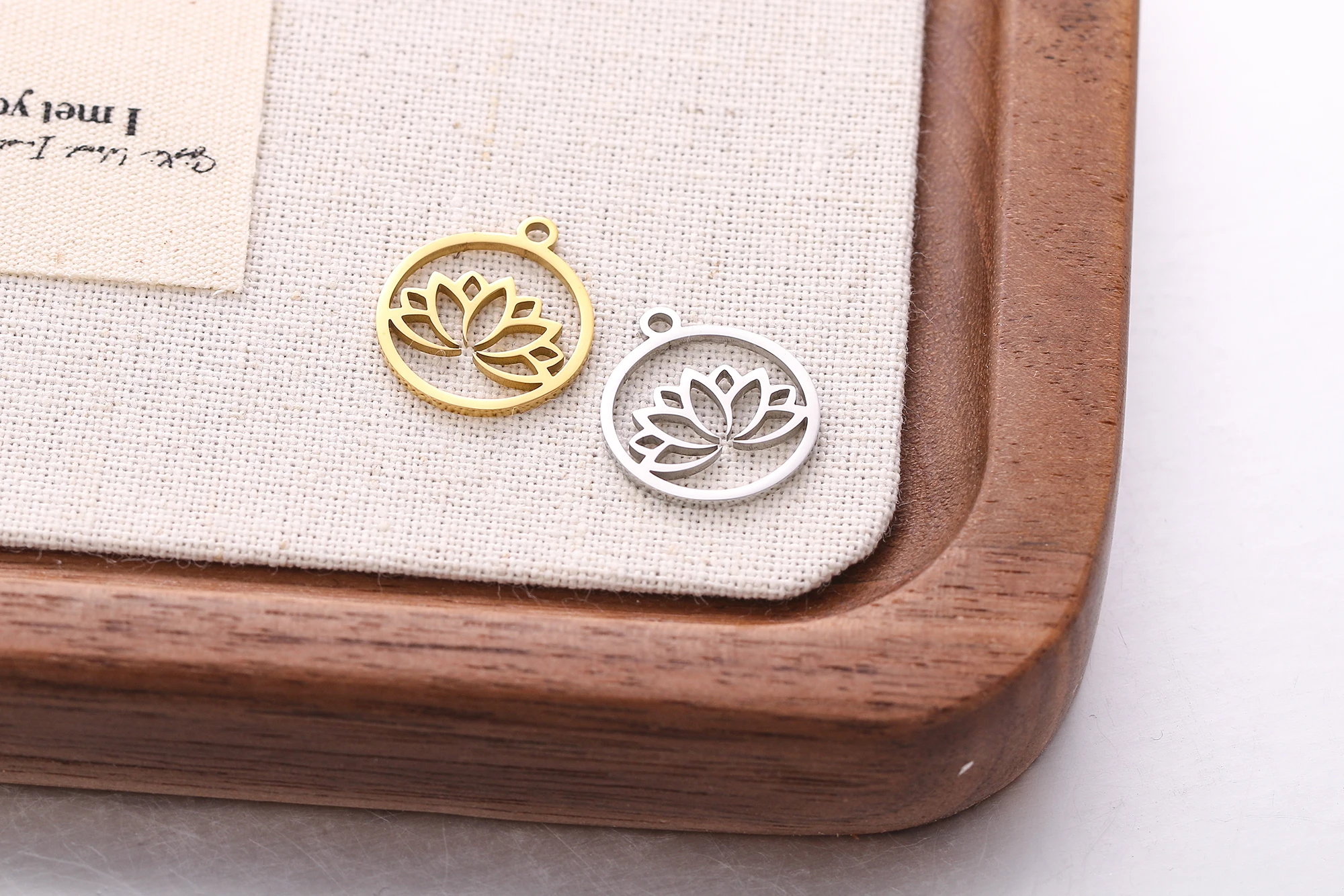 5 stücke Edelstahl Spiegel poliert Lotus anti allergische Frauen Schmuck Charme Anhänger DIY Halskette Ohrring Armband Zubehör – Detail 4