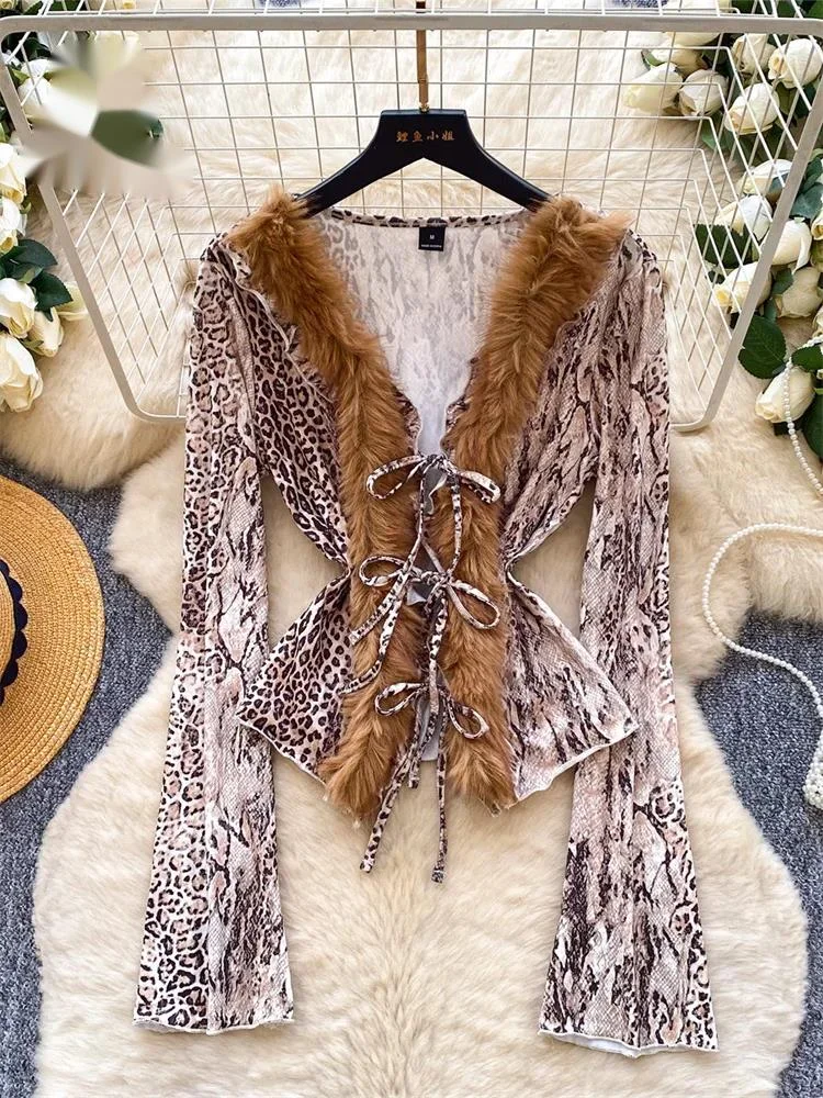 

Рубашка с леопардовым принтом и меховыми вставками, весенняя, с V-образным вырезом, расклешенными рукавами, облегающая, в американском стиле, женственная, на шнуровке, кокетливая, сексуальная блузка