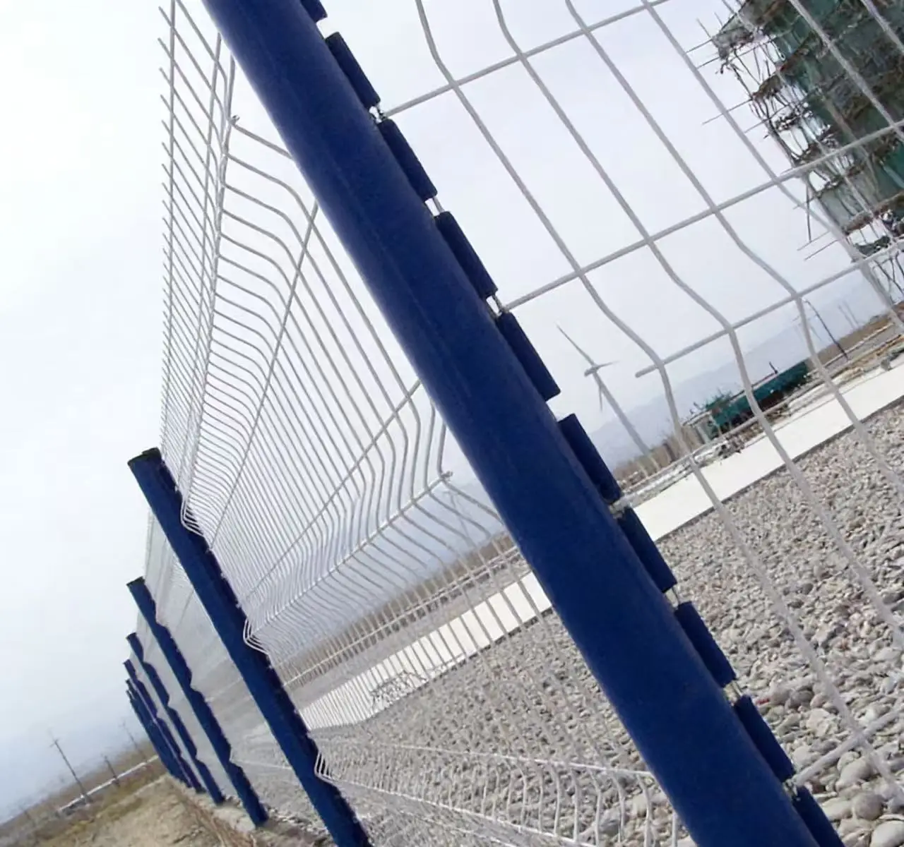 Iron Triangular Weld Wire Mesh Fence With PVC Coating Eco-Friendly European Classic Design For Villa Ranch Lawn Trellis Use