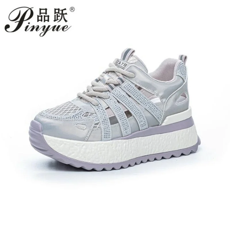 

Женская спортивная обувь с дышащей сеткой 7 см, летняя обувь с открытым дизайном, кожаная перфорированная вулканизированная обувь со стразами, размеры 33-40