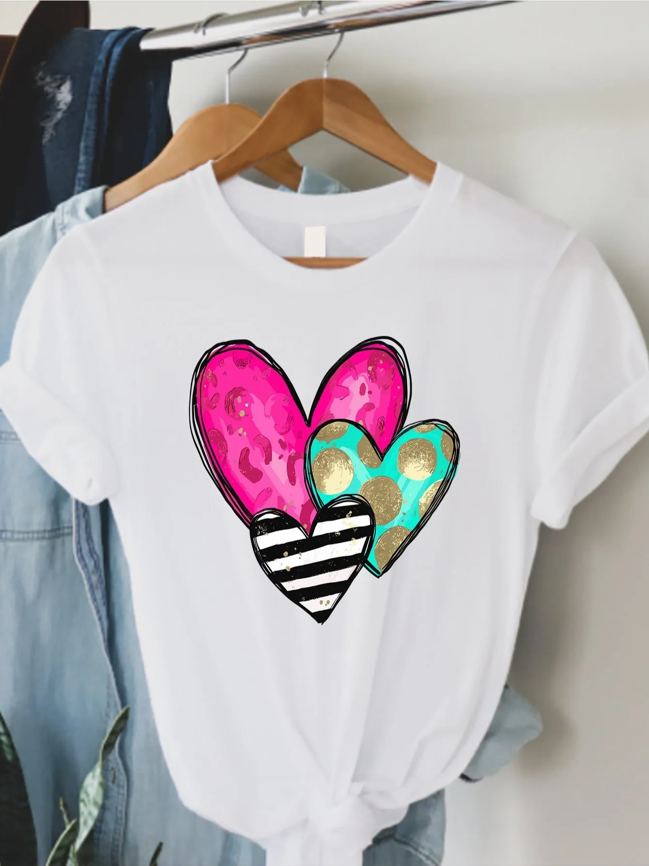 Camiseta feminina com gola redonda e estampa de coração para o dia dos namorados – blusa casual de primavera e verão