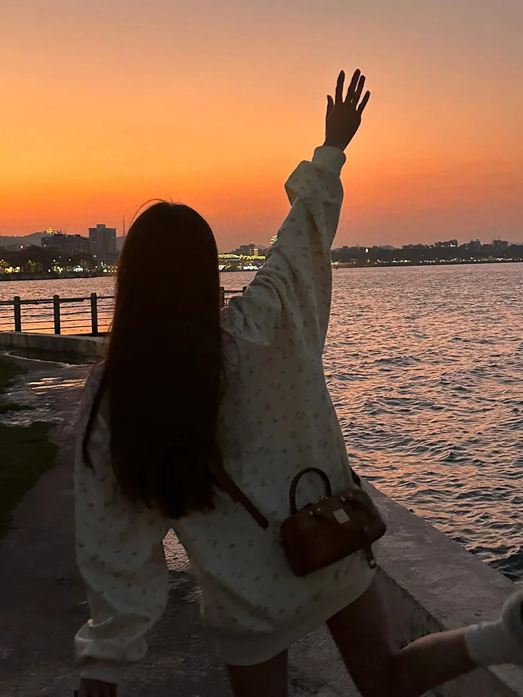 Słodka Bluza Damska z Kapturem w Kwiatowy Wzór, Okrągły Dekolt, Oversize, Luźny Krój, Idealna na Wiosnę, Jesień i Zimę, Piękny Top