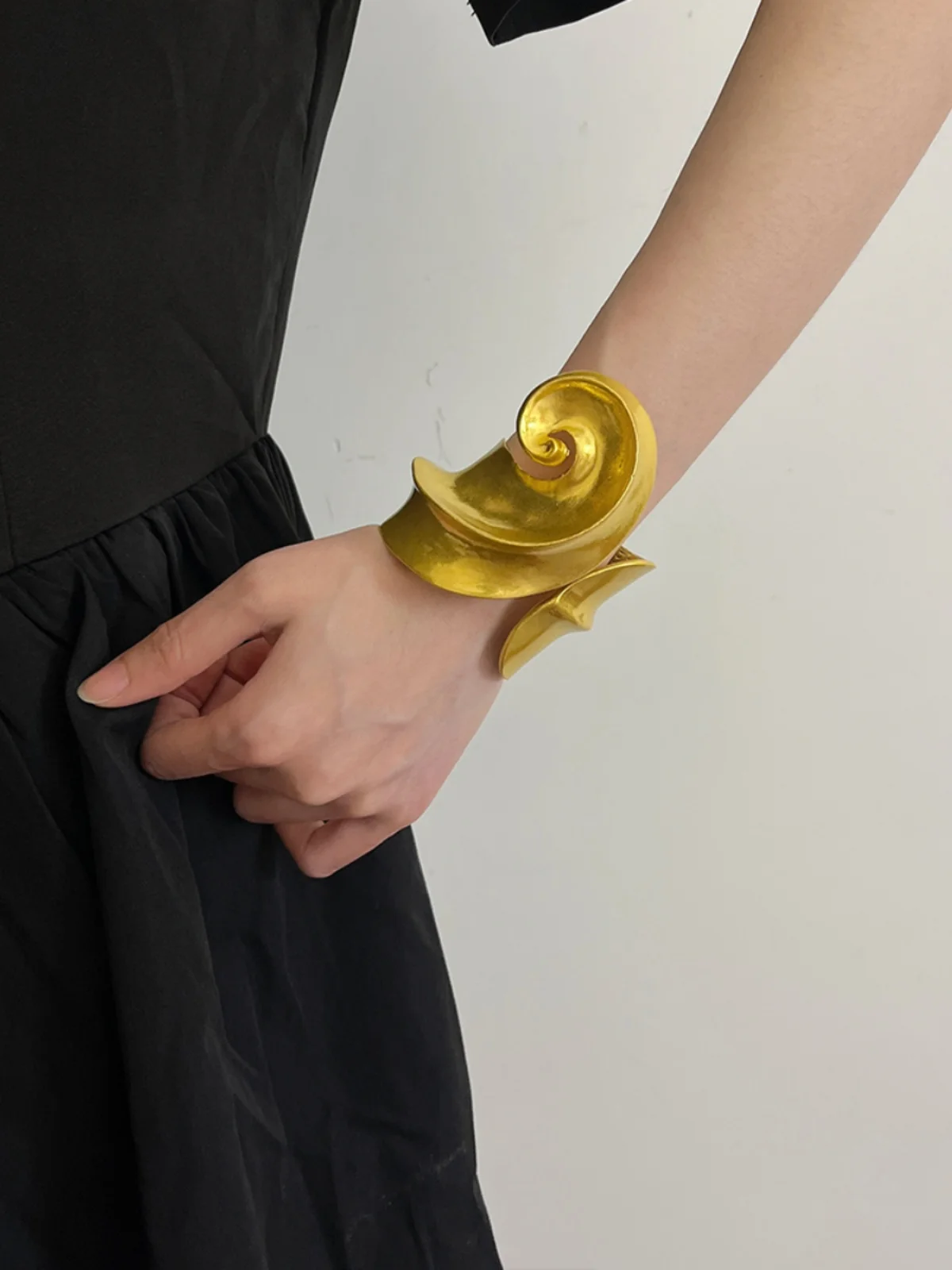 

European and American retro convex spiral C shaped metal bracelet