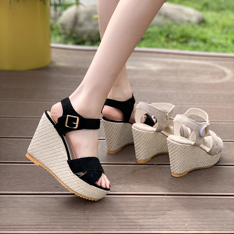 Modne sandały na koturnie dla kobiet 2024 Summer New Large Size Round Toe Open Toe Cross One-word Buckle Thick-soled High Heels