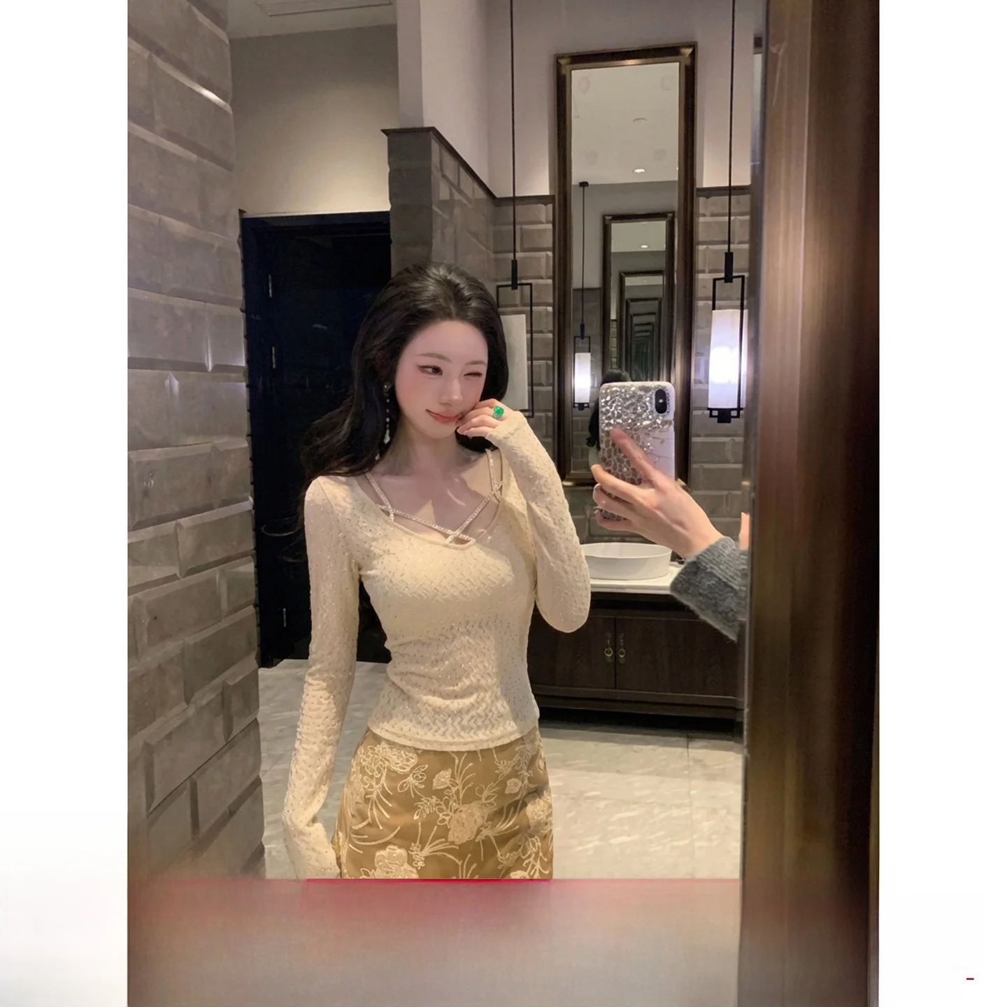 

Женский облегающий вязаный топ с длинным рукавом и V-образным вырезом, модный, с декором из страз, элегантная верхняя одежда