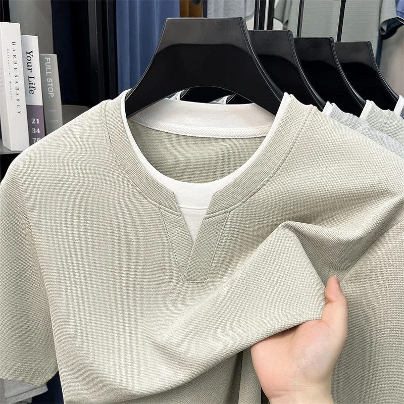 Modisches Luxus-T-Shirt für Herren mit kurzen Ärmeln, atmungsaktiv, im koreanischen Stil, neues, individuelles Design mit zweiteiligem Look, Rundhalsausschnitt.