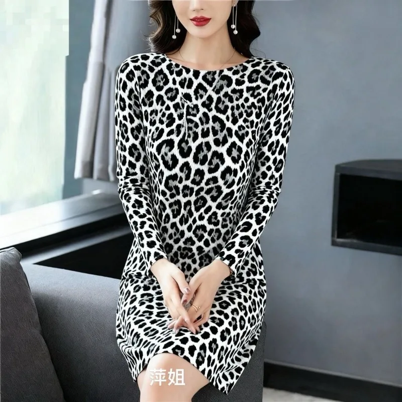 فستان تي شيرت نسائي كاجوال على الموضة الأوروبية الأمريكية بياقة قارب وأكمام طويلة وطبعة الفهد