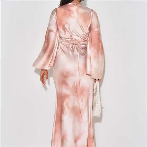 กระโปรงทรงเอผ้าซาตินพิมพ์ลายลำลองทรงยาว ผ้าโพลีเอสเตอร์ ปลายกระโปรงบาน ทรงเข้ารูป กระโปรงทรงเอ ผ้าซาติน ทรงยาว คอกลม สำหรับฤดูร้อน