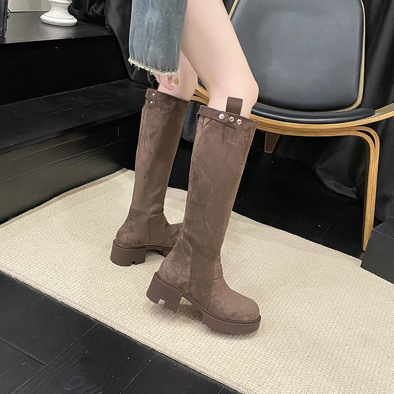 Stivali con suola spessa da donna di nuova moda in pelle scamosciata meno del ginocchio stivali da cavezza sottili versatili stivali alti con tacco