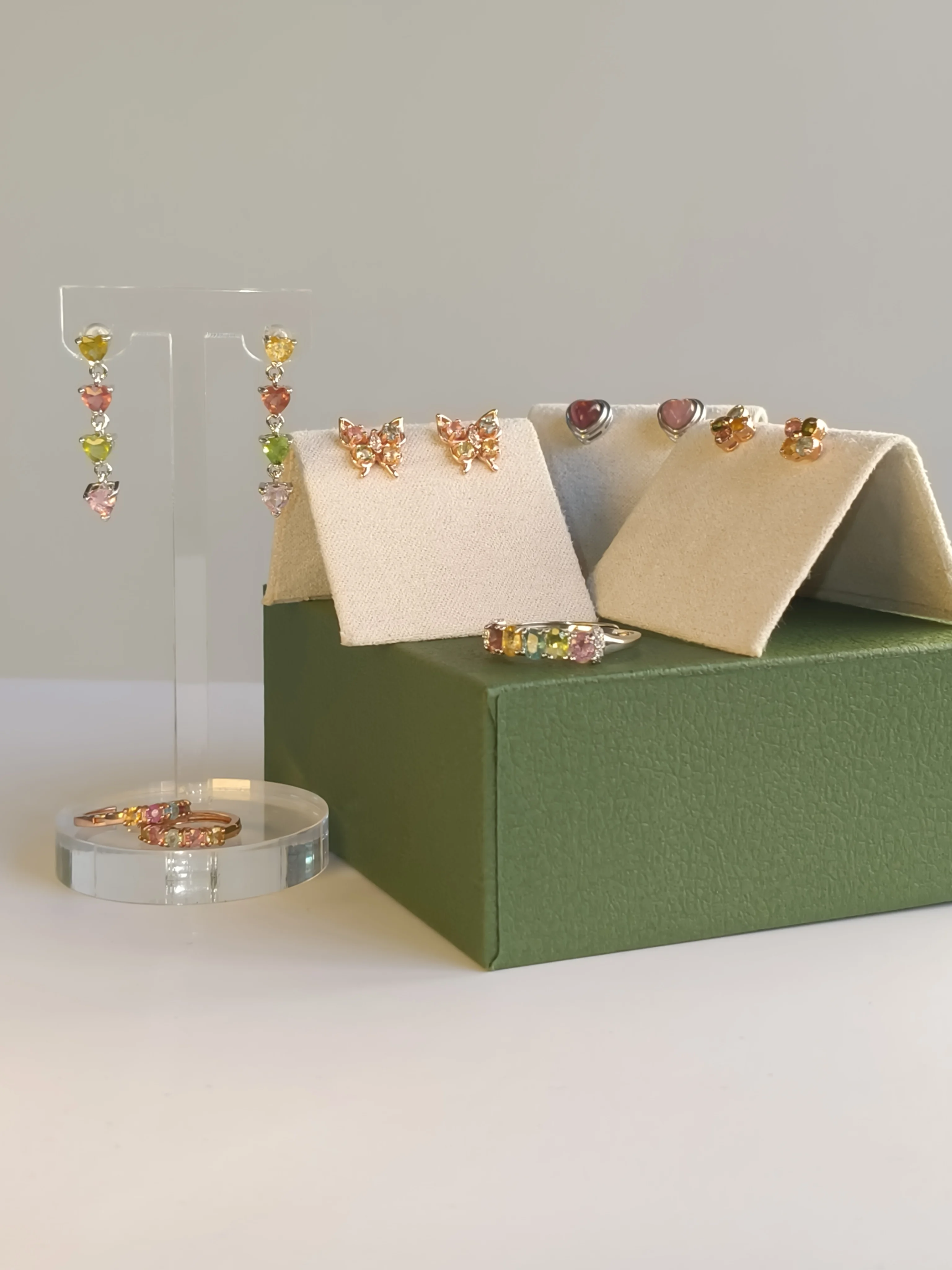 

Модные украшения из натурального турмалина для женщин: кольцо-обруч с радужными камнями и позолотой 18K, серьги-хагги с застежкой.