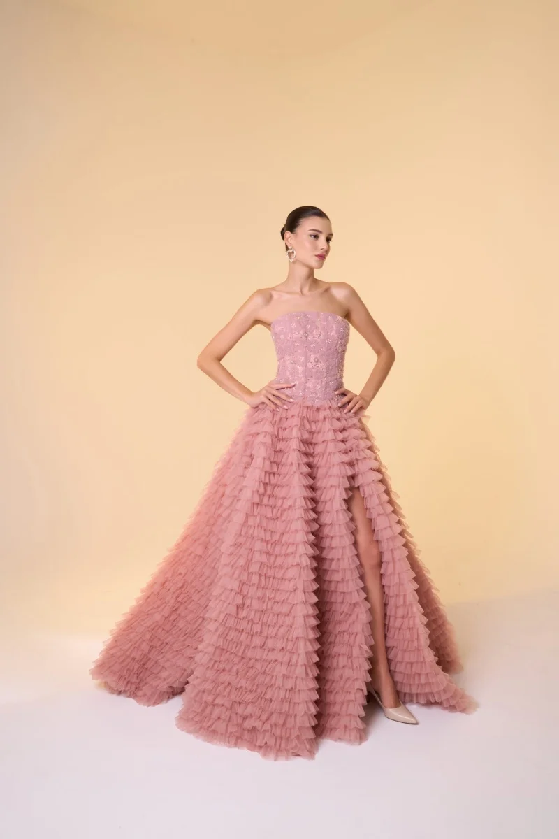 Traumhaftes, zartrosa formelles Kleid mit trägerlosem Ausschnitt, perlenbesetztem Oberteil, voluminösem, gestuftem Rüschen-Tüllrock mit hohem Schlitz, individuell anpassbar.