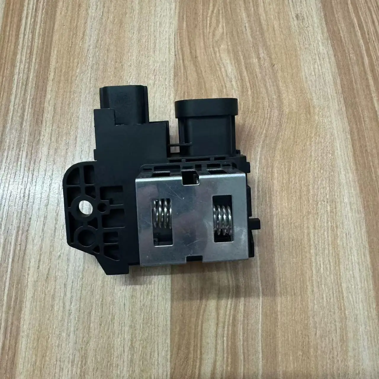 

1pc for 19-23 Sylphy KICKS Water tank fan resistor electronic fan relay