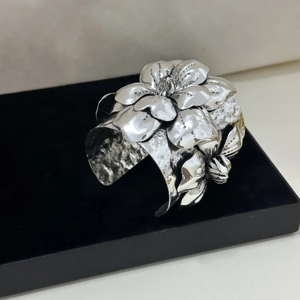 pulseira-de-braco-classica-aberta-com-flor-exagerada-bracelete-geometrico-de-metal-com-flor-joia-de-pulso-feminina-dourada-irregular-para-mulheres