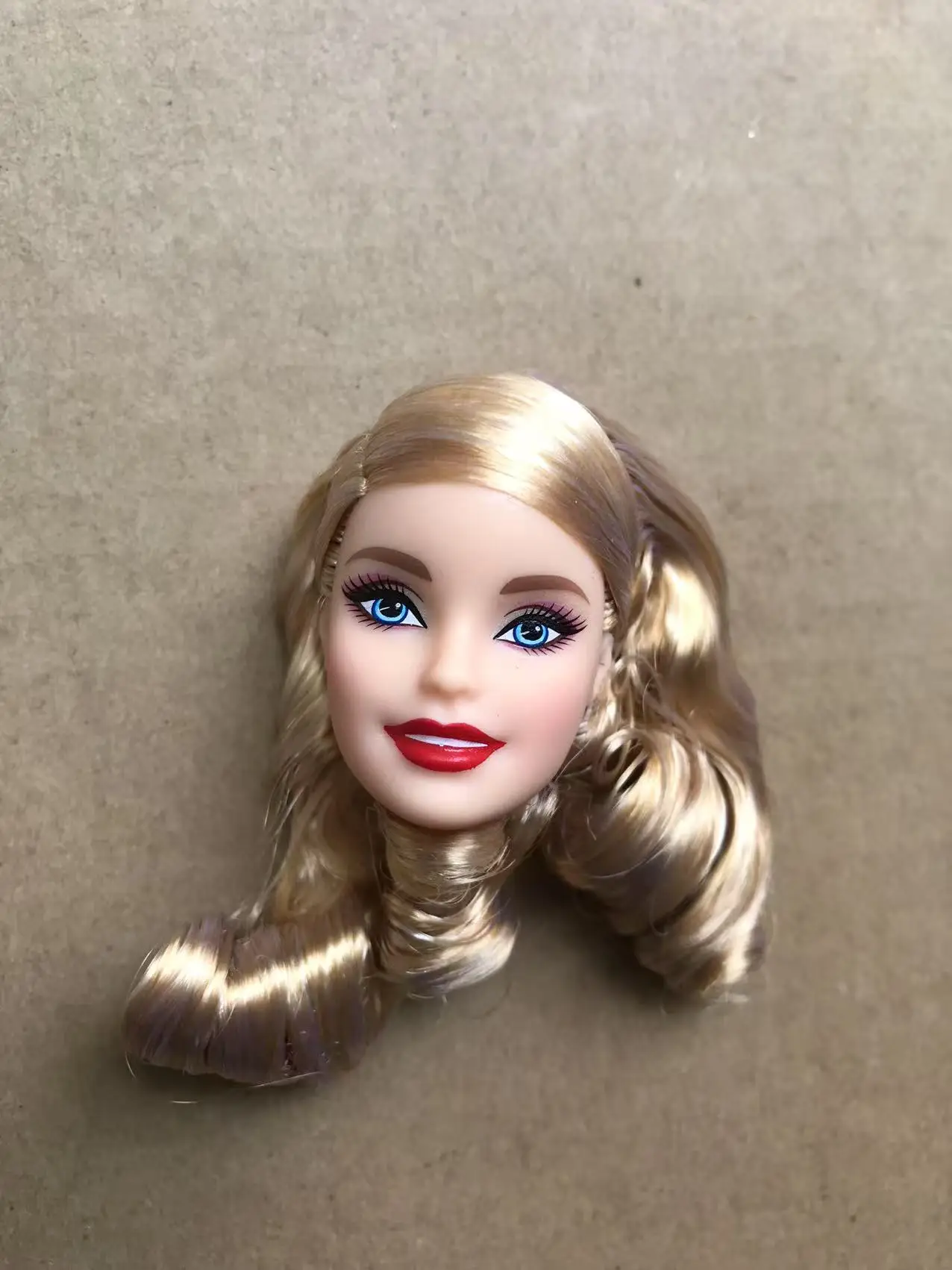 Testa di bambola con faccia rara con lunghi capelli colorati per collezione fai-da-te Accessori per bambole di qualità Figure giocattolo per ragazze