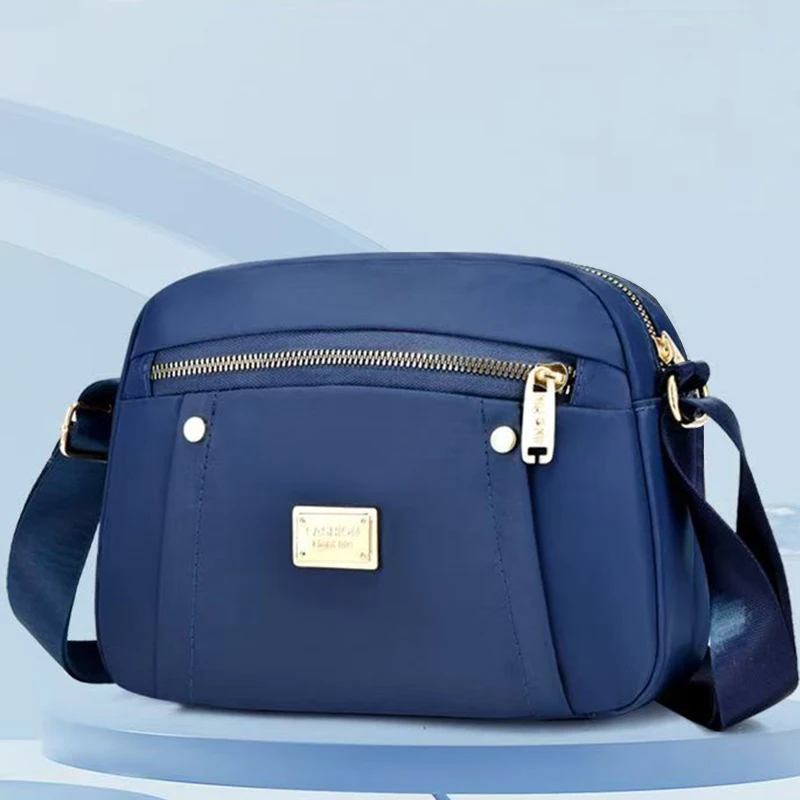 El bolso rectangular de color neutro para hombres y mujeres tiene un diseño interesante. La vista frontal reenvía un rostro sonriente.