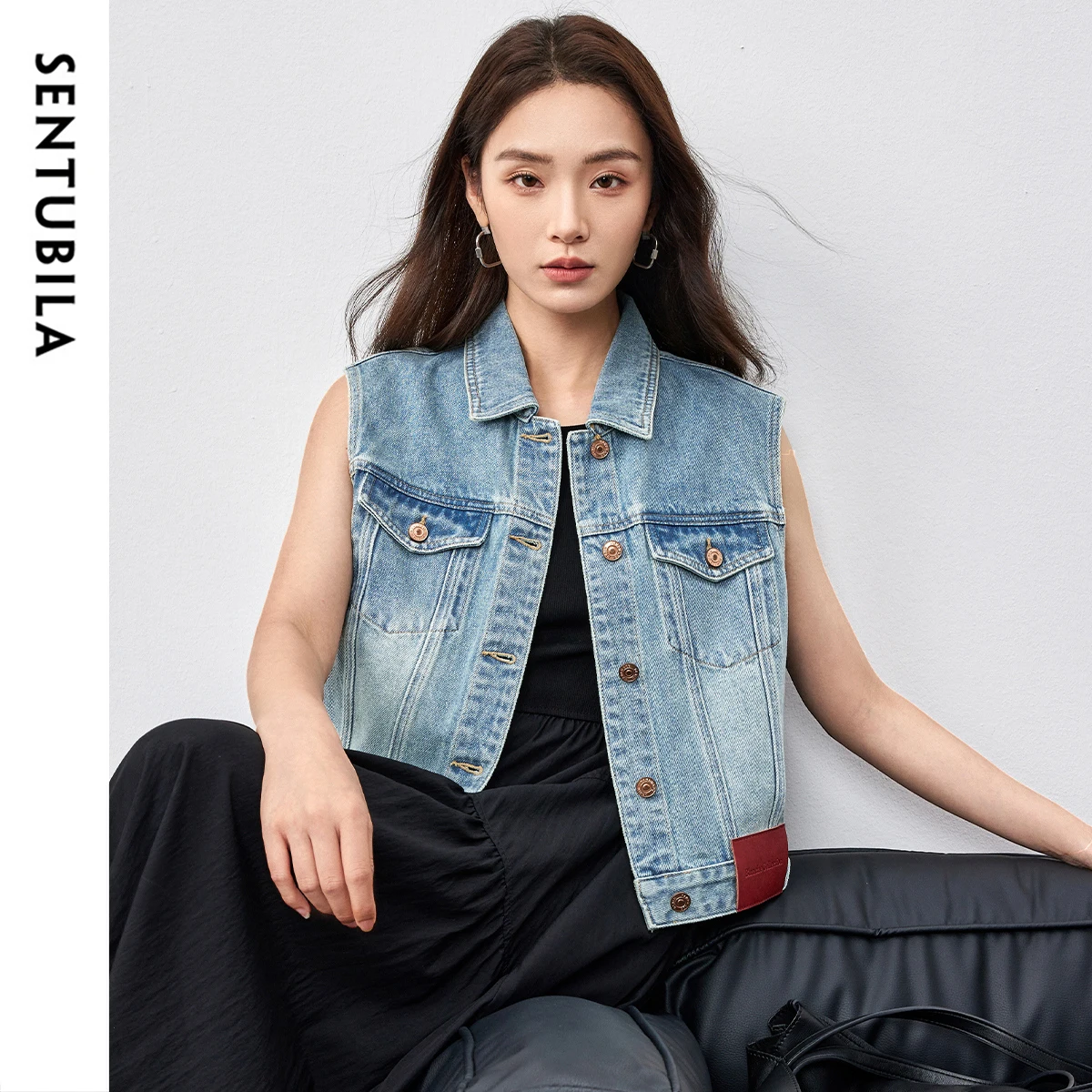 SENTUBILA سترات الدنيم القطنية معاطف النساء 2025 الربيع الصيف عادية رفض طوق بلا أكمام زر ملابس خارجية قصيرة W51J58816