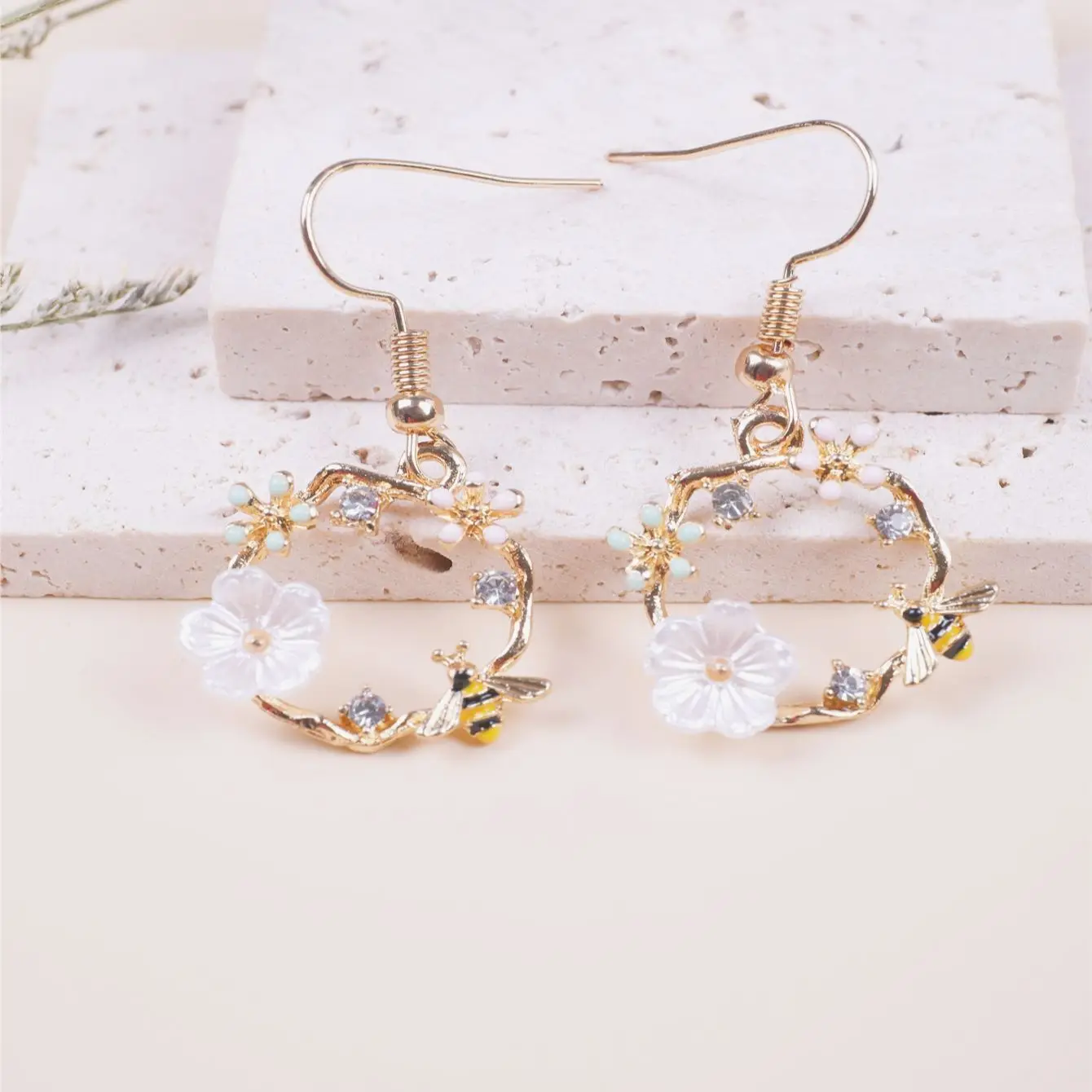 2 simple temperament generous high-class bee flower pendant earrings Ms. Fashion single product holiday travel ball earrings