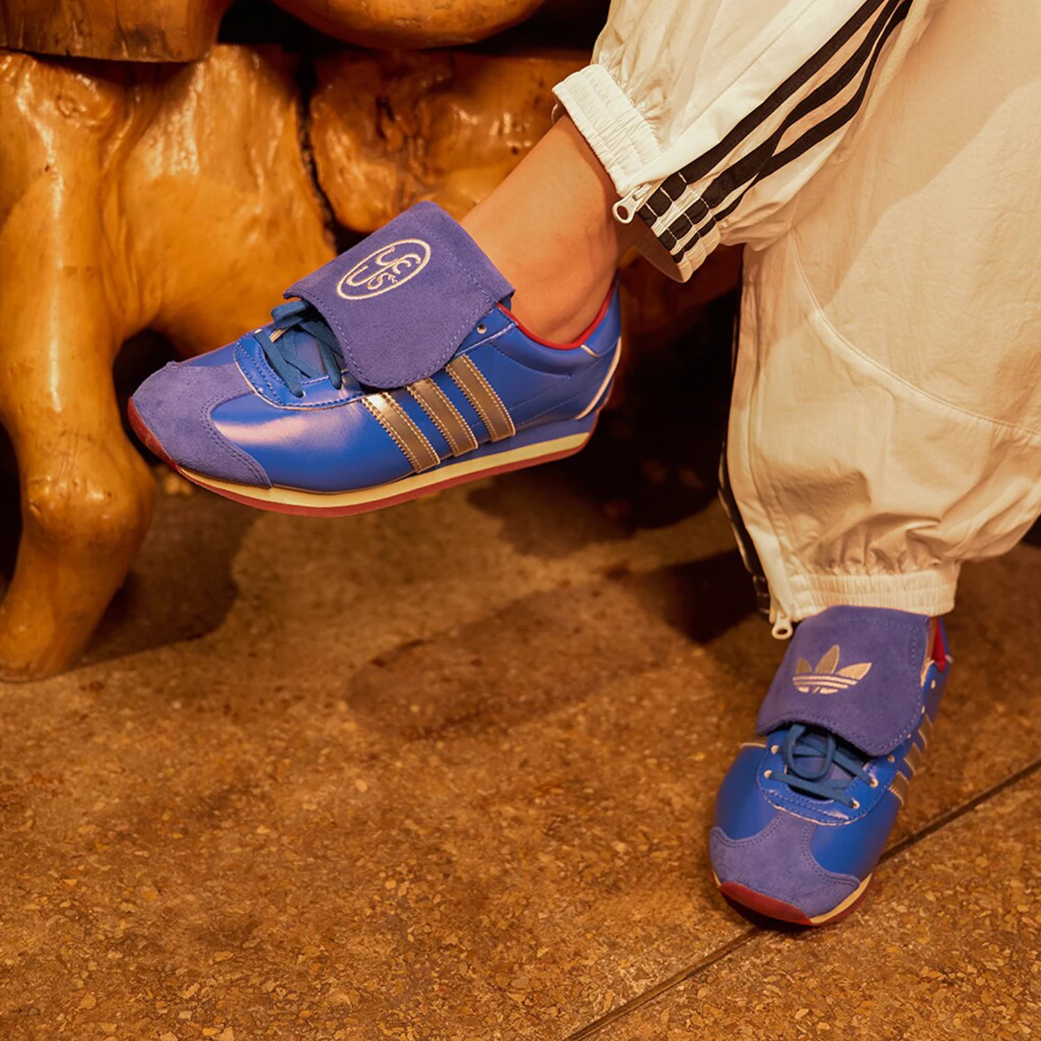 Adidas Genuine Originals Unisex Retro Laced Sneakers JR2601