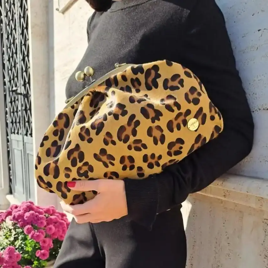 

Винтажная кожаная сумка LOST IN VINTAGE с леопардовым принтом, бронзово-золотая рамка, большая сумка-клатч с застежкой Kiss-lock, объемная вечерняя сумка 35x25x10см