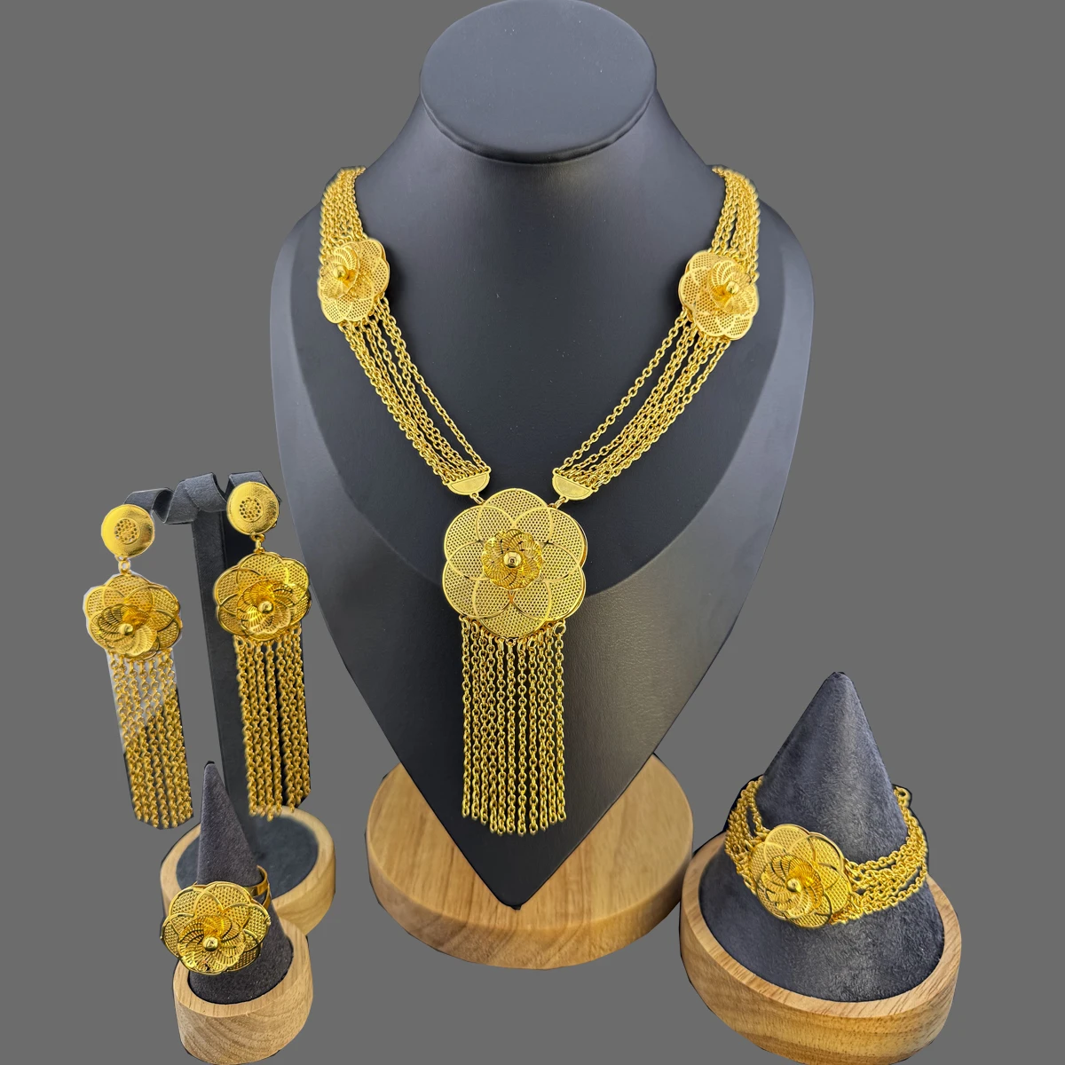 

Женский комплект из колье, серёг, кольца и браслета