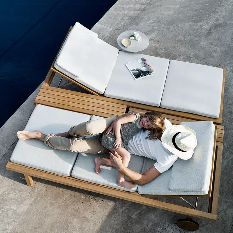 شمس خارجية حديثة من خشب الساج الصلب مع وسائد بتصميم قابل للطي لمسة نهائية من طلاء الأشعة فوق البنفسجية للاستخدام في الفيلا والفنادق