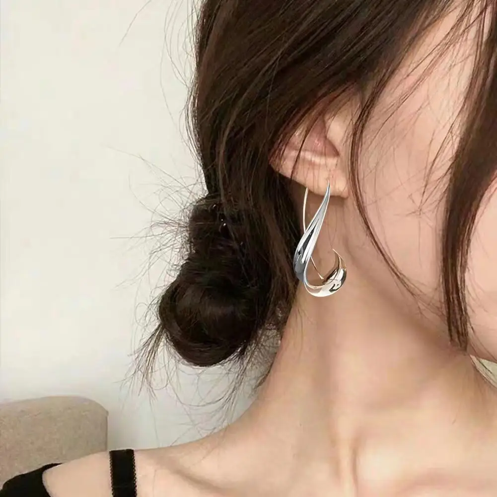 1 Pair Women Ear Hook Retro Geometric Alloy Smooth Polished Lightweight Hanging Earrings For Everyday Parties And Special Events
