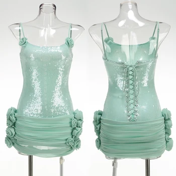 שמלת מיני מבריקה ומסוקסנת עם שרוולים חשופים, גב חשוף, קשירה ...