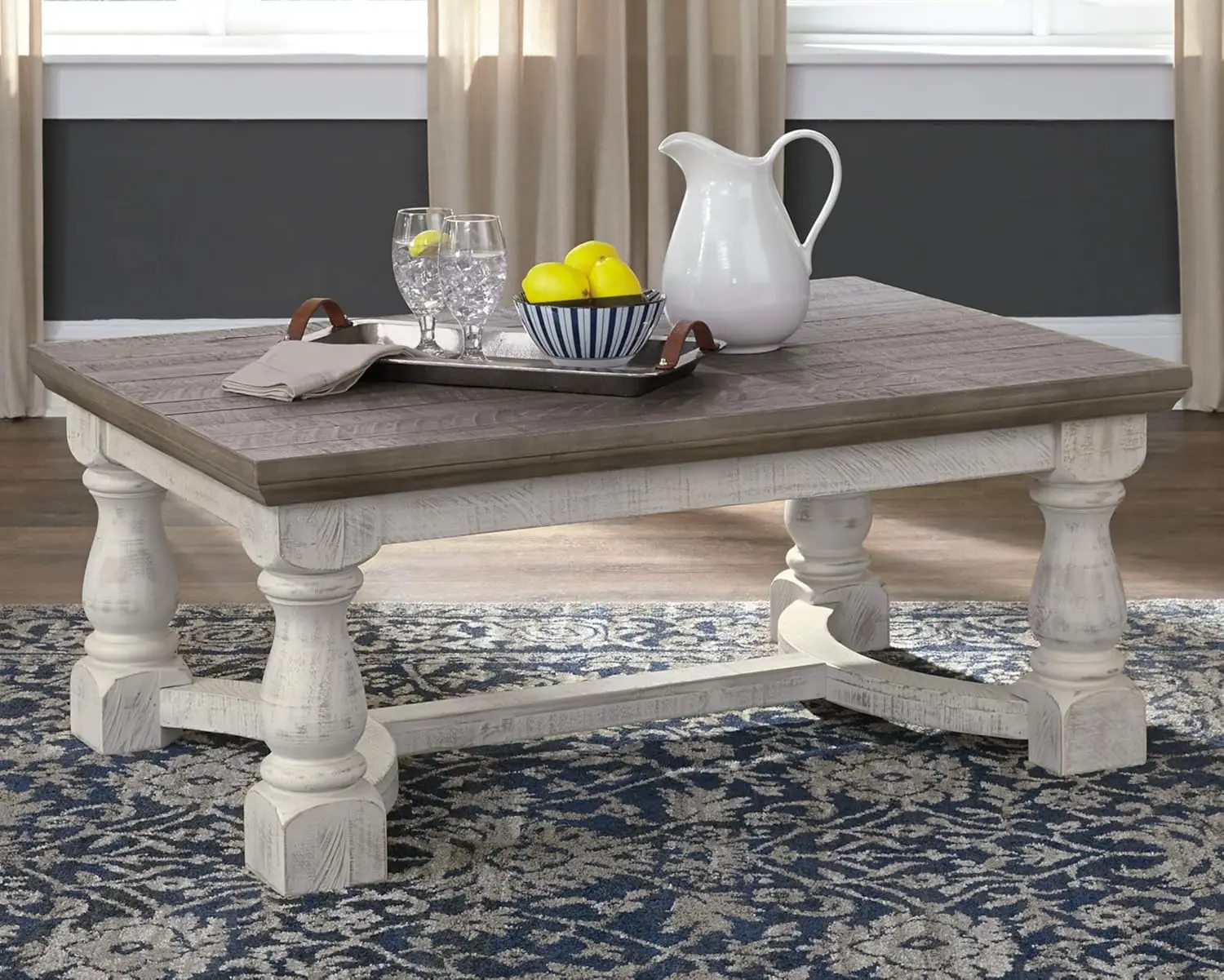 Design exclusivo da mesa de centro retangular Ashley Havalance Farmhouse, cinza e branco com acabamento resistido