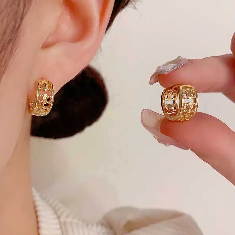 

Electroplating 14K gold Korean fashionable gold hollow ear buckle, personalized and luxurious, versatile, high-end earring