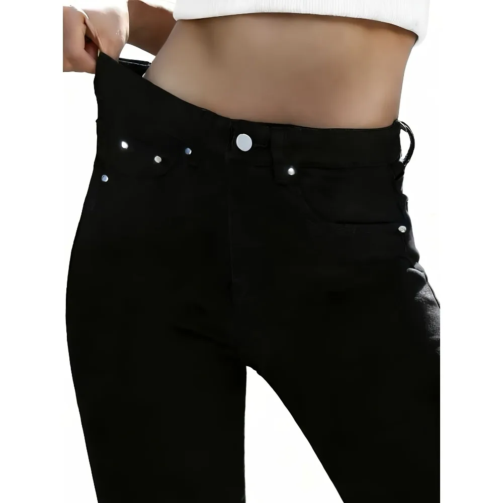 Ladies fashion Joker black flat nail design, slim and slim long denim shorts.