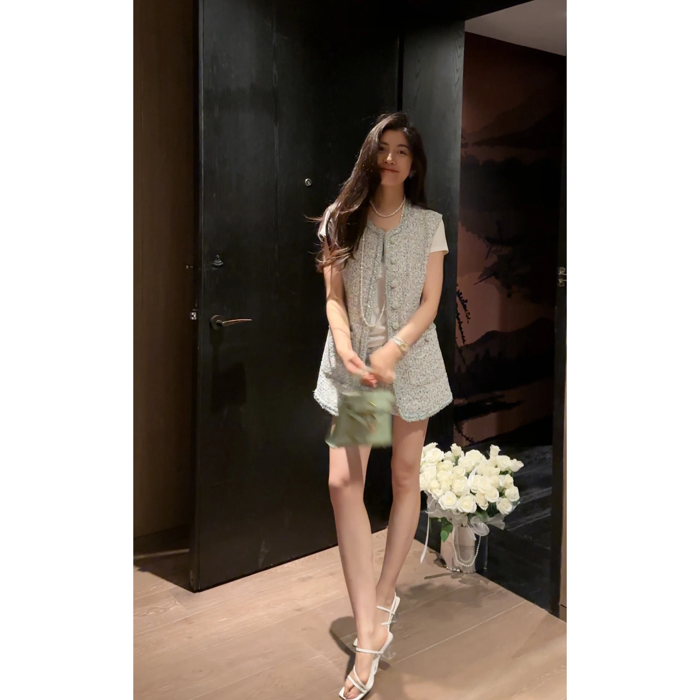 

Новинка Nico Summer: Комплект из шелкового материала ручной работы с плотным плетением, в стиле французского дизайна, с коротким рукавом и круглым вырезом, состоящий из жилета и шорт.