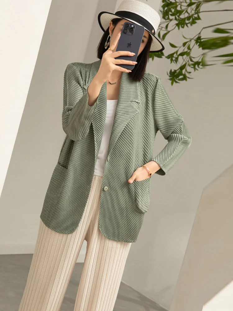 LANMREM Pleated Blazers For Women 2024 Spring New Lapel Single Breasted Long Sleeves Coat Female Fashion Coat 2DA3117