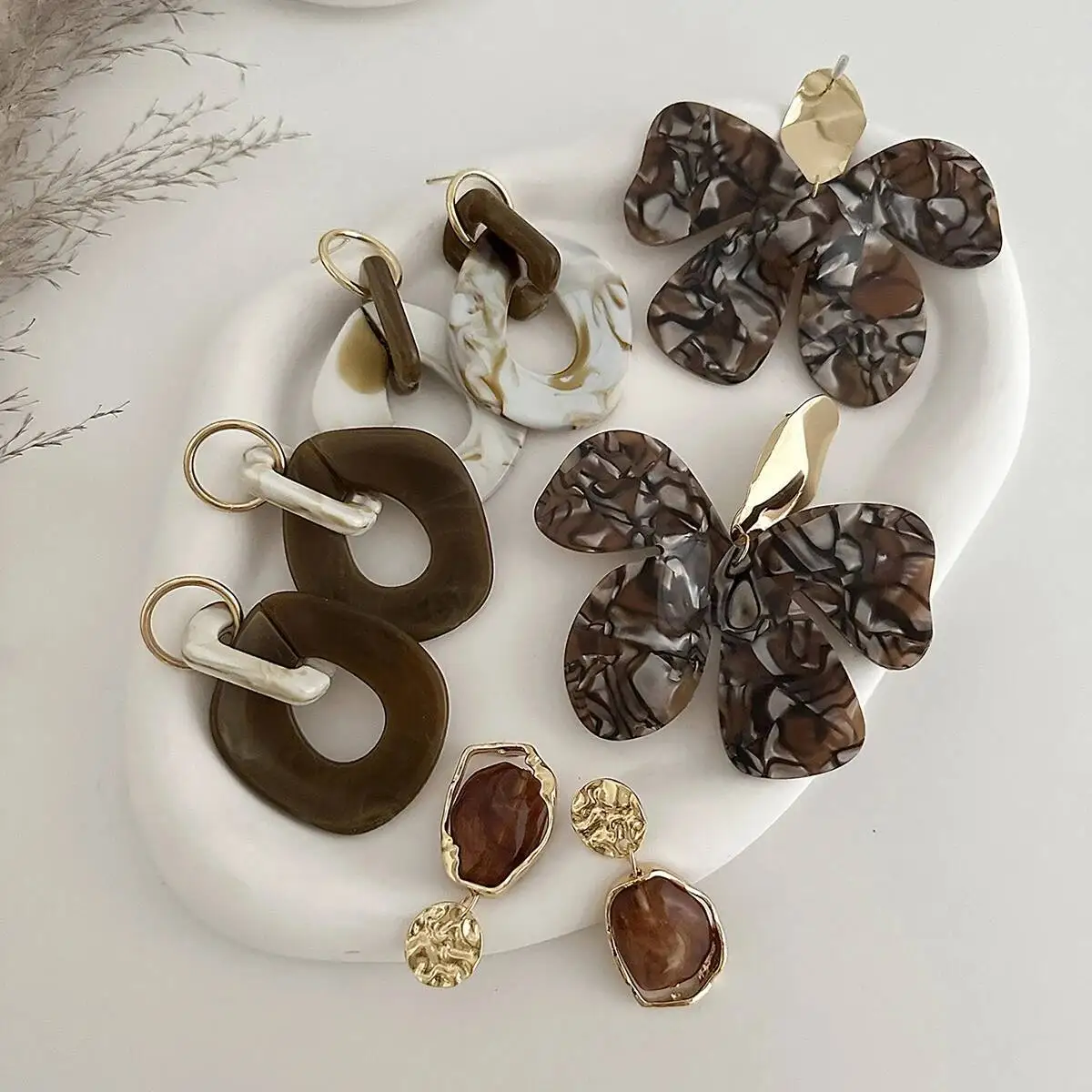 

SHIXIN 4 Styles Retro Brown Leopard Print Acrylic Pendant Earrings for Women Fashion Geometric Flower Drop Earrings Jewelry Gift