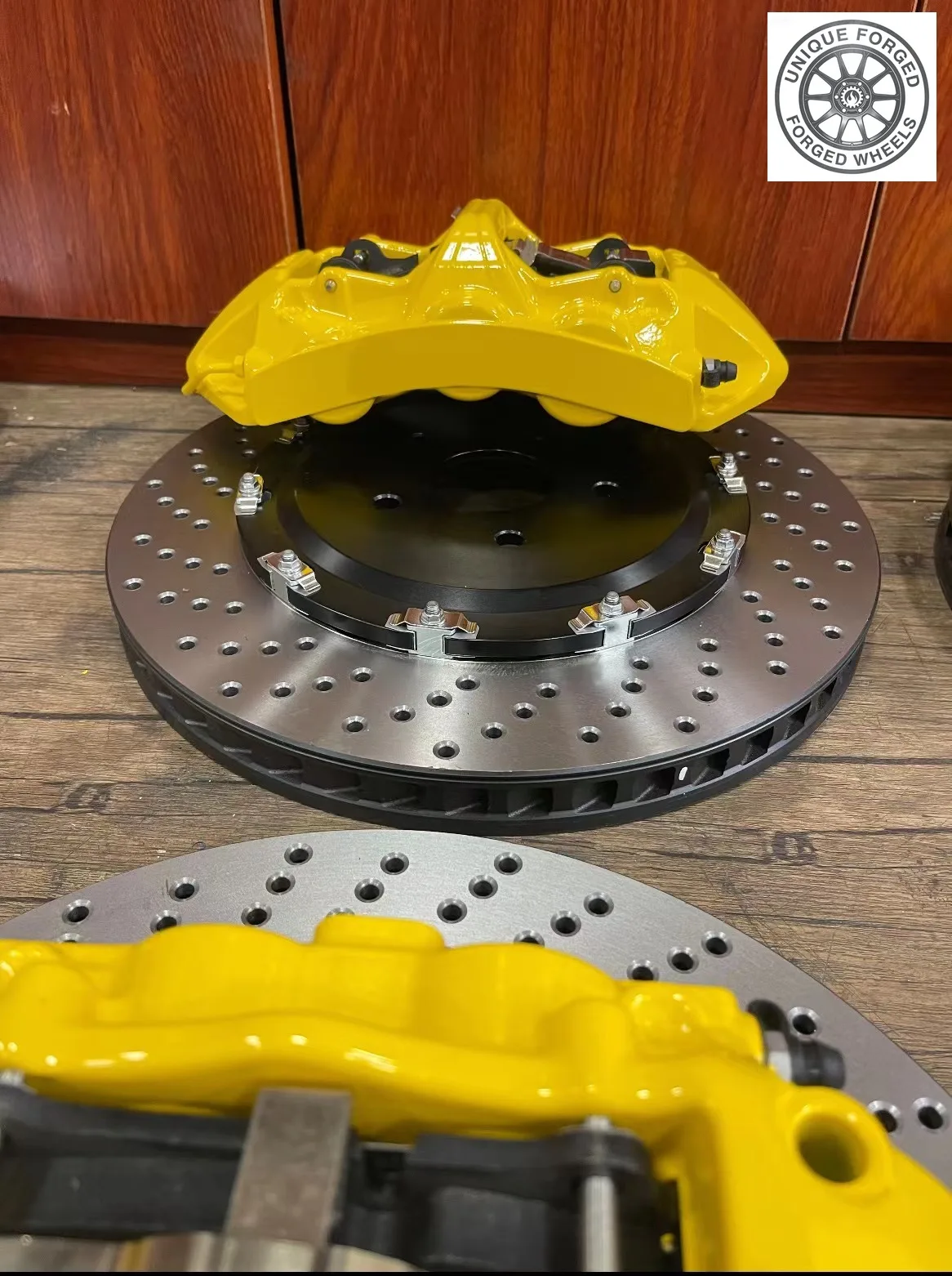 

26-ти поршневые тормозные суппорты Adelin (передние 6-поршневые, задние 4-поршневые) для A8, Q8, RS8